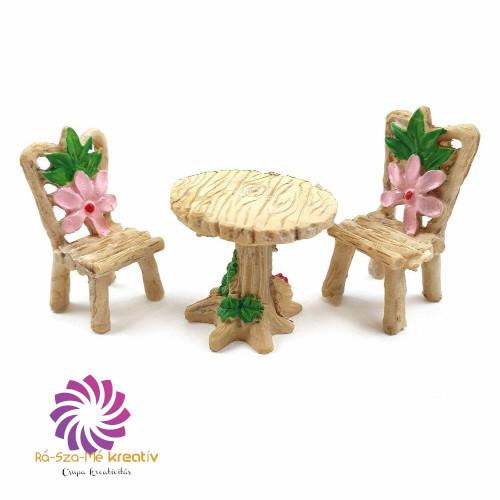 Asztal virágos székekkel