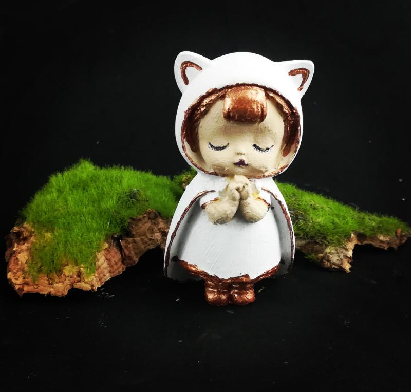 Csukott szemű kislány - Fehér ruhás