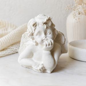 Könyöklő angyal nagyobb kerámiapor figura – natúr