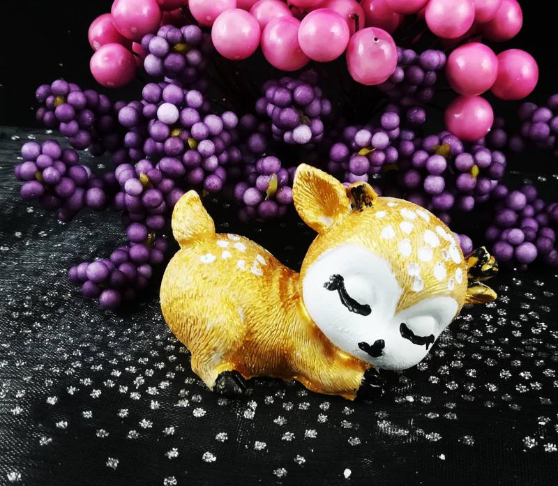 Hason fekvő őzike (kuporodott) - Metálarany-fehér