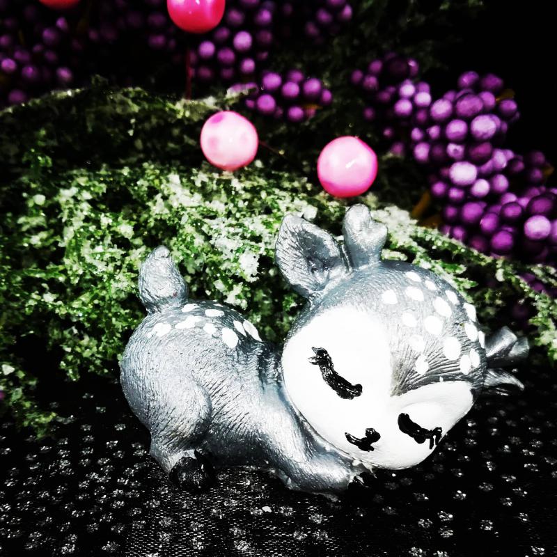 Hason fekvő őzike (kuporodott) - Szürke-fehér