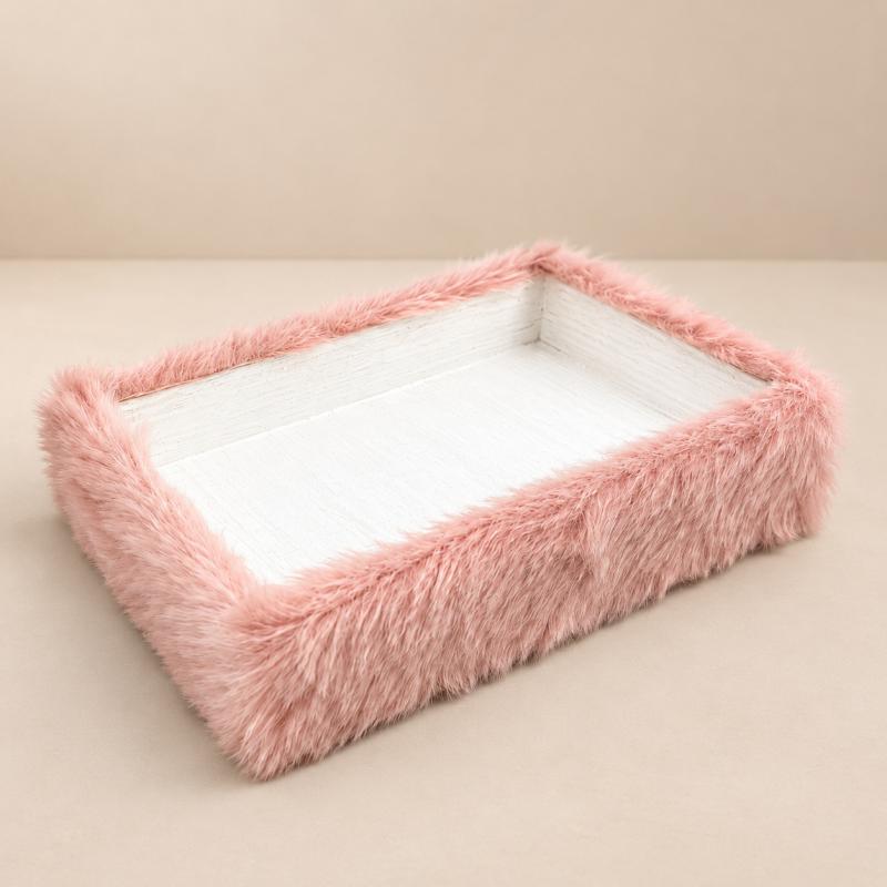 ReLioFi műszőrme szalagos box – fehér, rózsaszín szőrmével, 30 × 20 × 6 cm