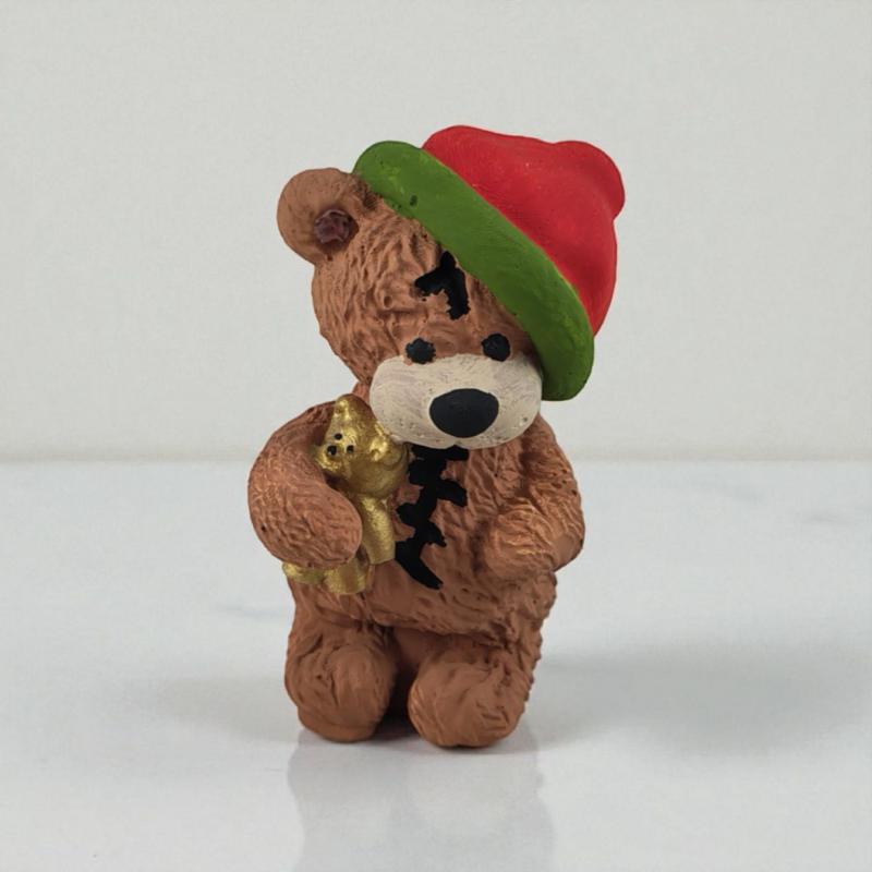 Sapkás Maci, macival Piros Zöld sapis