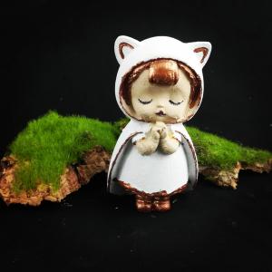 Csukott szemű kislány - Fehér ruhás