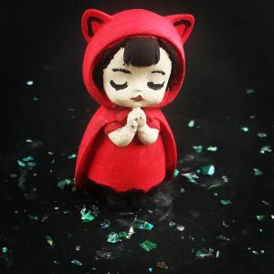 Csukott szemű kislány - Piros ruhás