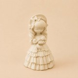 Fodros ruhás kislány kerámiapor figura – natúr