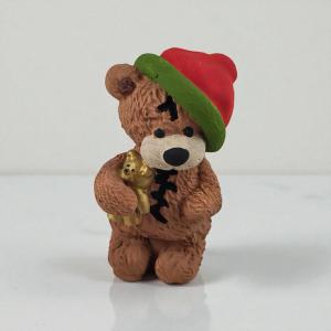 Sapkás Maci, macival Piros Zöld sapis