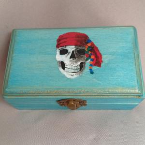 Kincses láda kalóz koponyás