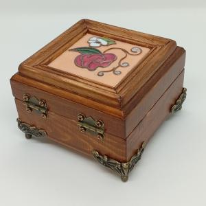 Rózsás fa ékszerdoboz -tűzzománc betéttel