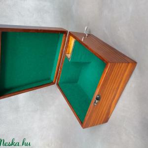 Zenélő ékszrdoboz