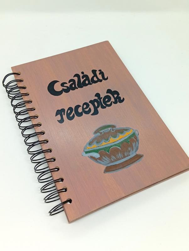 Fa borítású családi receptes könyv