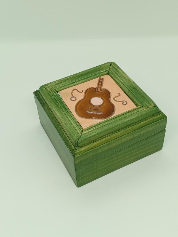 Fa ékszerdoboz Gitár tűzzománc betéttel