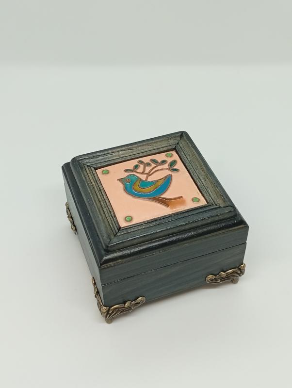 Fa ékszerdoboz -Madárka tűzzománc betéttel