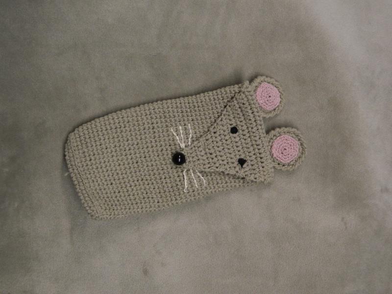 Horgolt egér mobiltelefon tartó