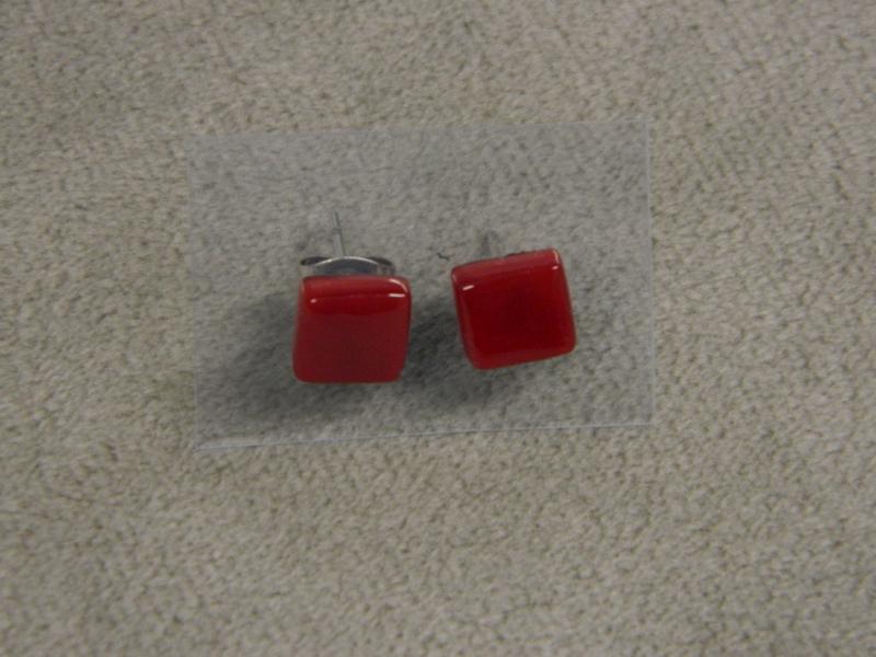 piros pici fülbevaló