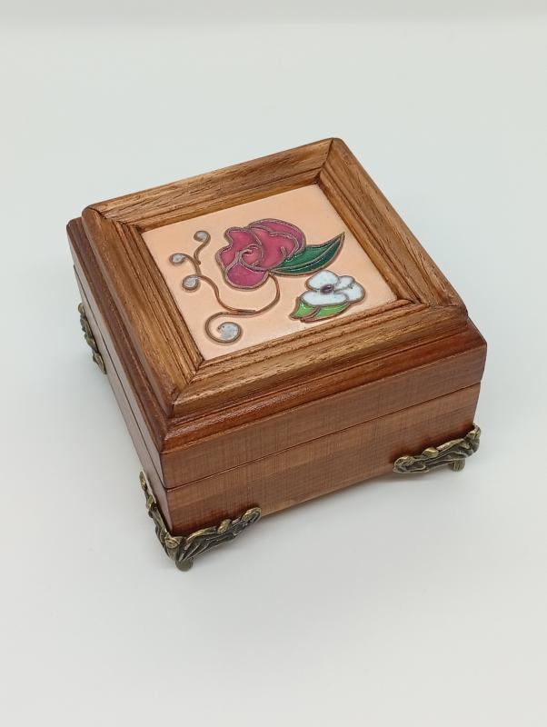 Rózsás fa ékszerdoboz -tűzzománc betéttel