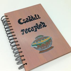 Fa borítású családi receptes könyv