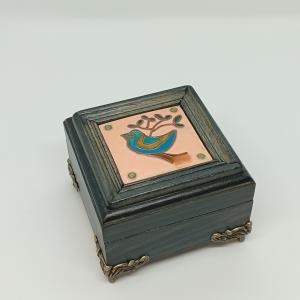 Fa ékszerdoboz -Madárka tűzzománc betéttel