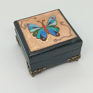 Fa ékszerdoboz -Pillangó  tűzzománc betéttel