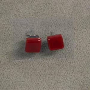 piros pici fülbevaló