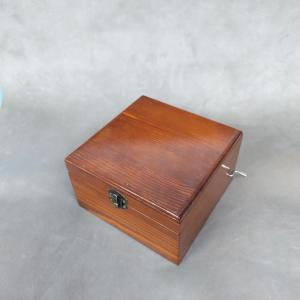 Zenélő ékszrdoboz