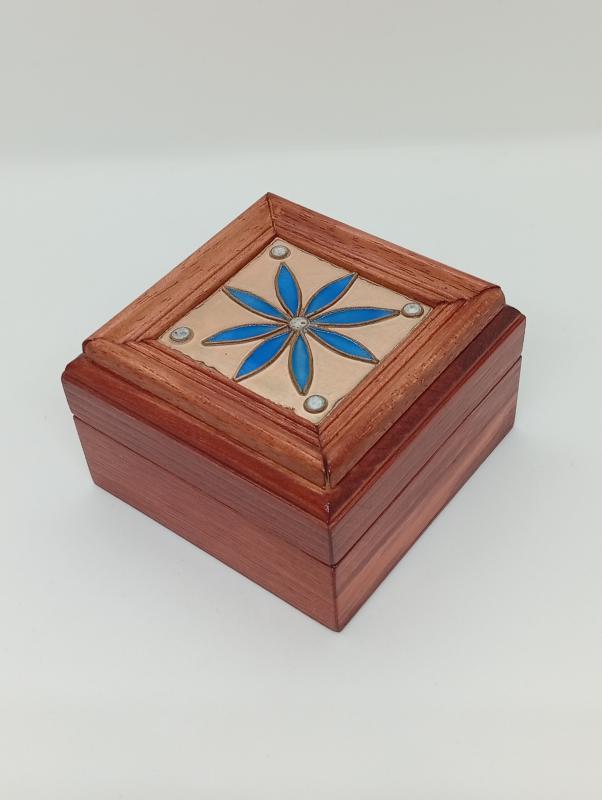 Virágos  fa ékszerdoboz - tűzzománc betéttel