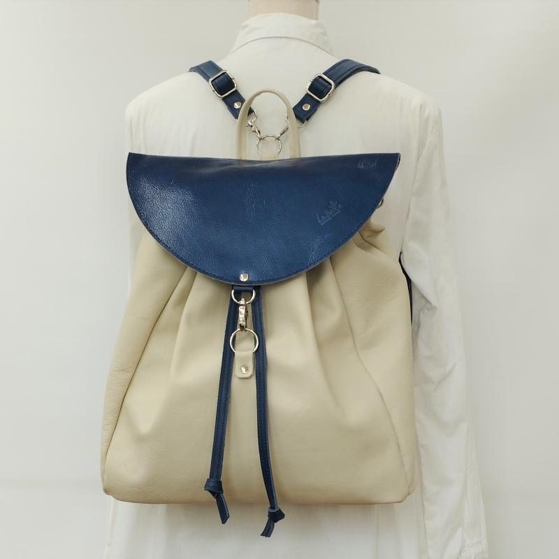 Krémszínű-sötétkék bőr hátizsák vállra is Backy 002 L Plus