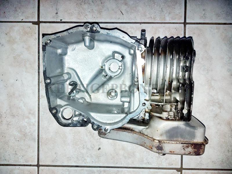 Briggs Quantum motor henger ( szívócsővel és kipufogóval )