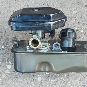 Briggs Sprint / Classic és Quattro motor komplett benzintank ( karburátorral és levegőszűrővel ) gumi cumis
