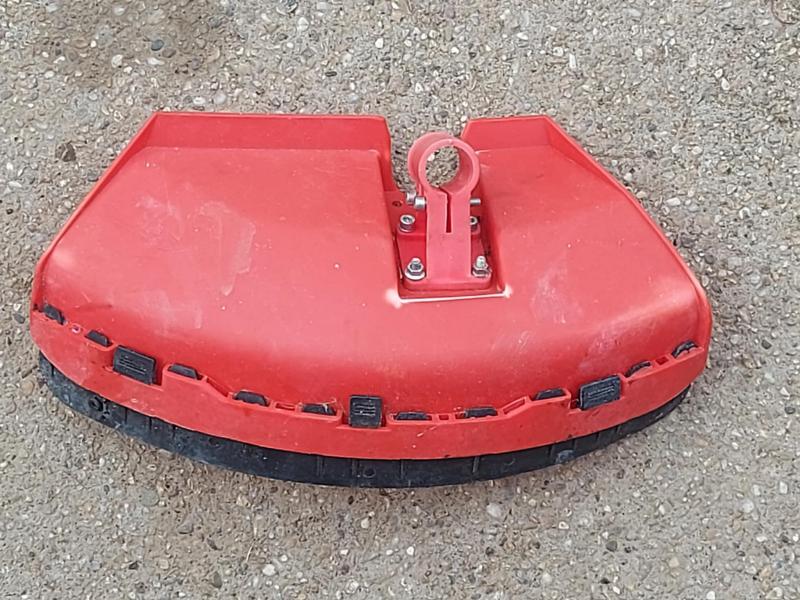 Straus / Demon stb. kínai fűkasza komplett szórásvédő ( tartóval ) 26mm szárra