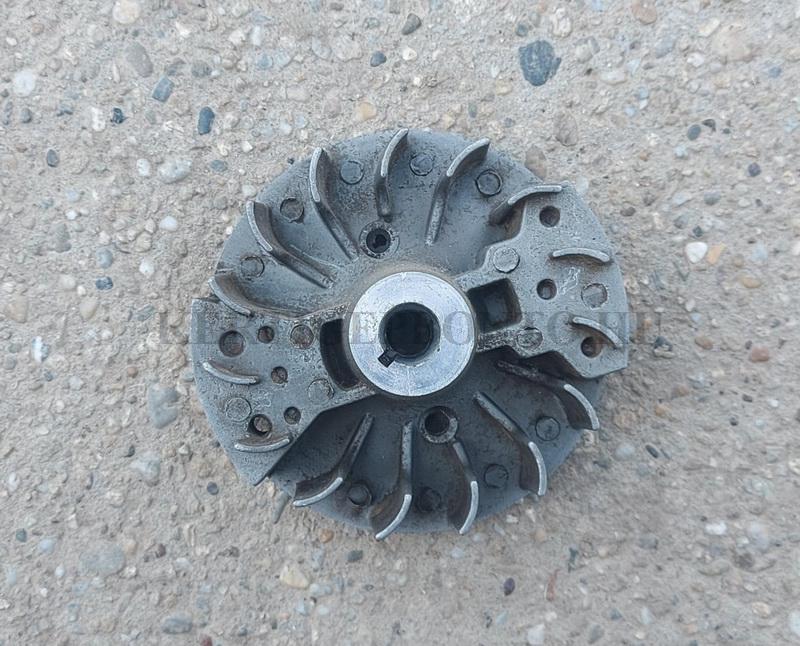 Straus / Demon stb. kínai fűkasza lendkerék