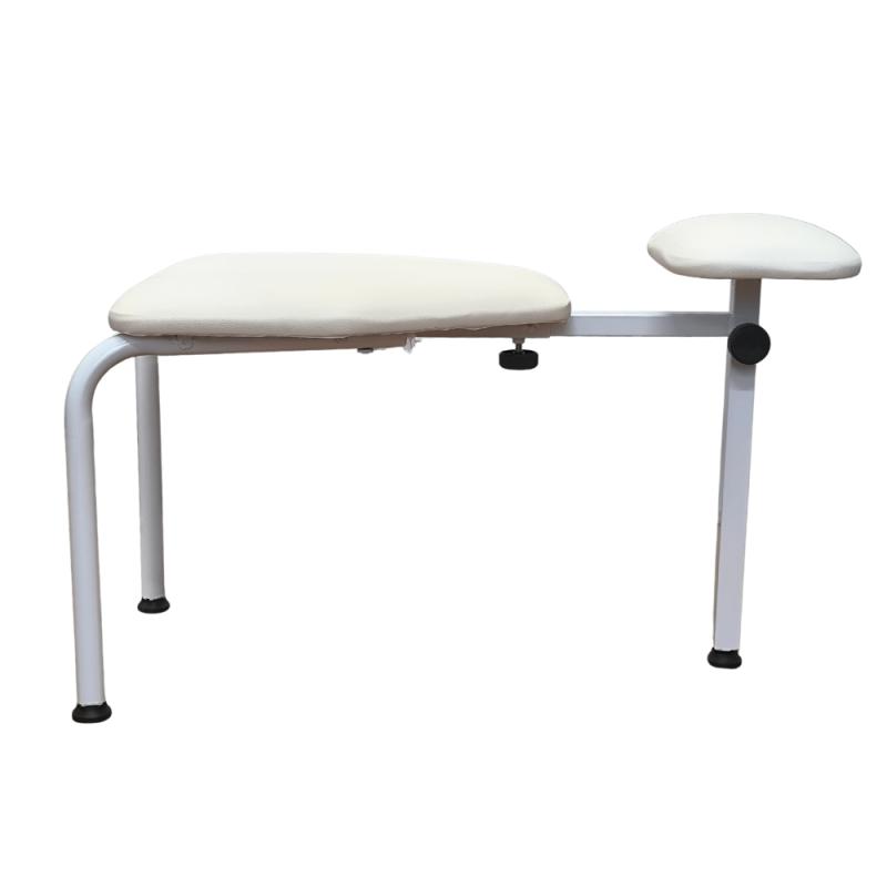 Pedikűrös csikó (305)