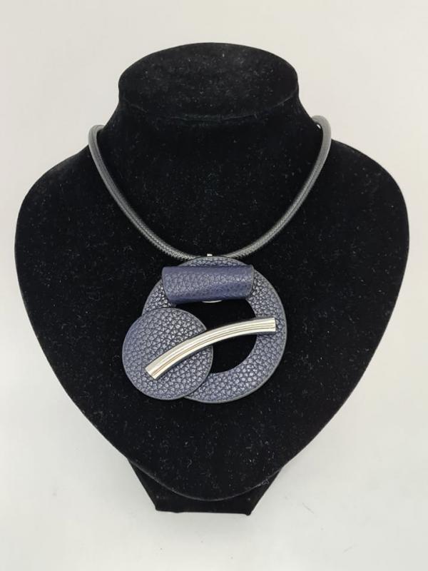 FASHION JEWELRY KÉK SZÍNŰ BŐR MEDÁL