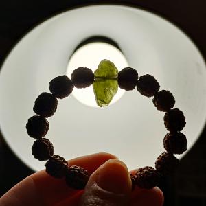 Moldavit-Rudraksha karkötő