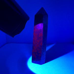 Rubin-Kianit csúcs UV aktív