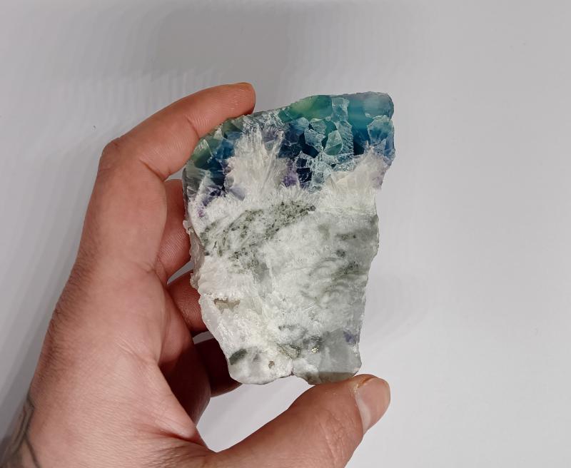 Fluorit szelet állványon