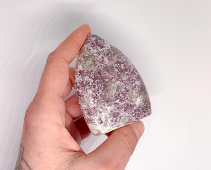 Lepidolit csiszolt forma