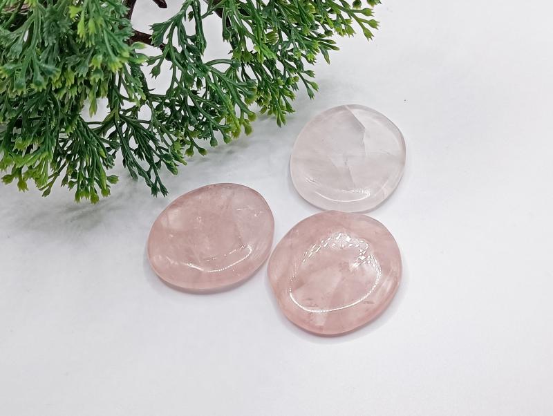 Madagaszkári Rózsakvarc lapos marokkő
