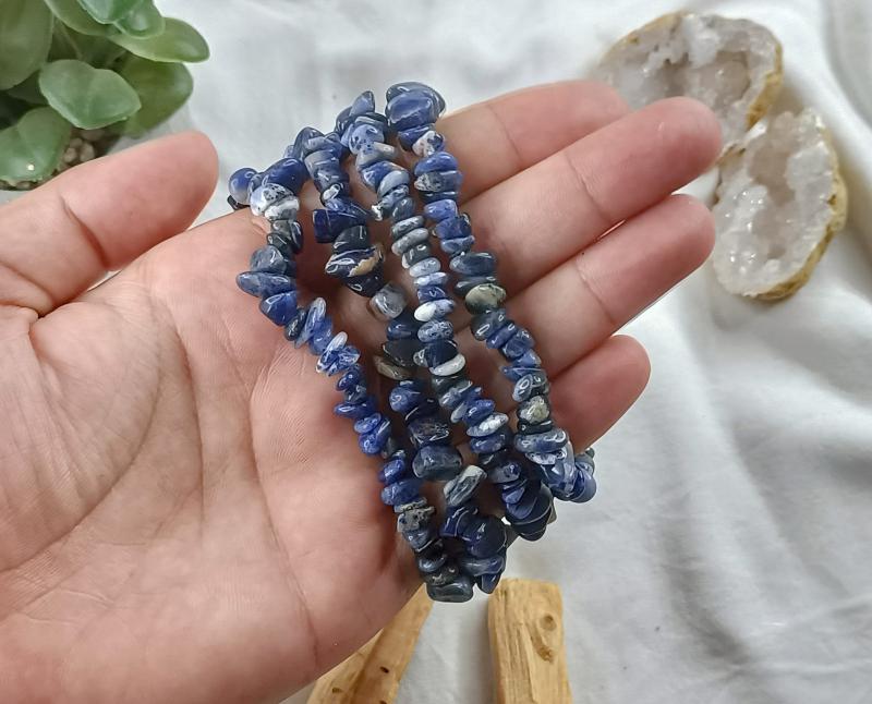 Szodalit szemcse karkötő