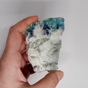 Fluorit szelet állványon