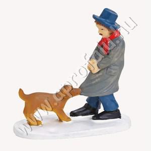 Szürke kabátos úr kutyával játszik 6 cm