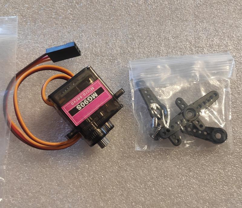 etetőhajó hátsó tálcanyitó motor MG90S