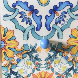 4 rekeszes fa szekrény "Maiolica" díszítéssel