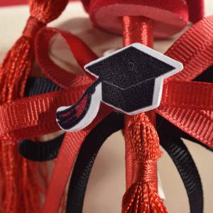 Ballagó toll, kalappal és pergamennel fekete színben