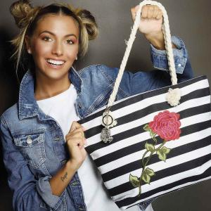 Csíkos ( matróz ) táska hímzett rózsával, kötélpánttal, 2 féle színben