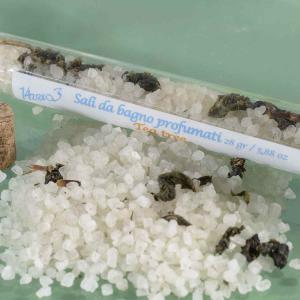 Illatosított fürdőkristály szárított levelekkel, kémcsőben