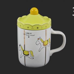 Körhintás bögre tetővel és kiskanállal, 3 féle színben