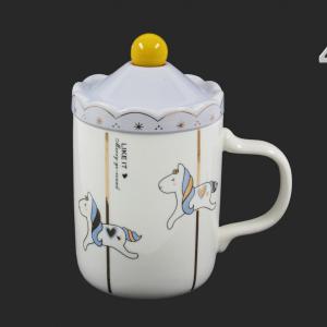 Körhintás bögre tetővel és kiskanállal, 3 féle színben