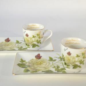 Tearózsa mintás kávés csésze + 2 db süteményes alátét díszdobozban