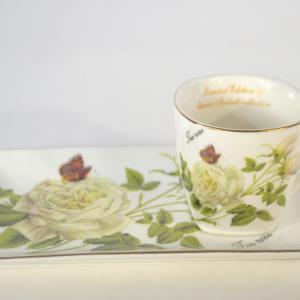 Tearózsa mintás kávés csésze + 2 db süteményes alátét díszdobozban